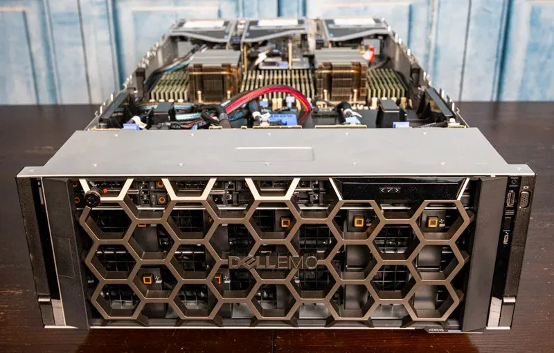 Dell PowerEdge XE8545 Yapay Zeka Sunucusu